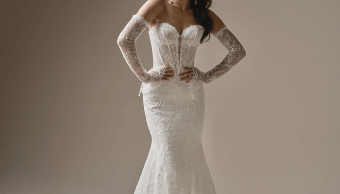 Bride with an hour glass body in a wedding dress